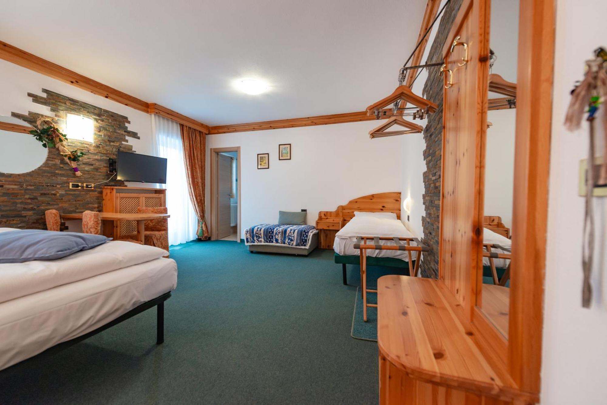 Hotel Ciamol Campitello di Fassa Exteriör bild