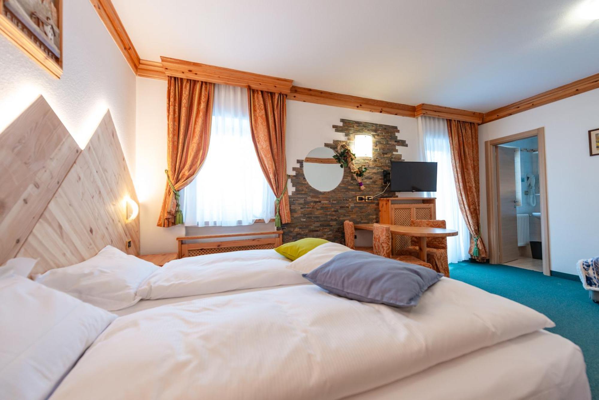 Hotel Ciamol Campitello di Fassa Exteriör bild