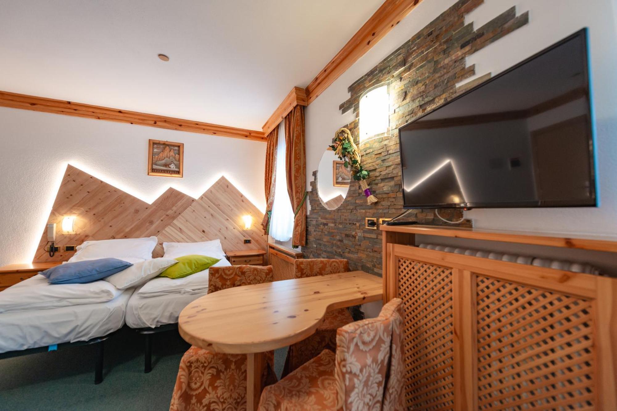 Hotel Ciamol Campitello di Fassa Exteriör bild